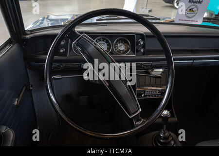 PAAREN IM GLIEN, ALLEMAGNE - 08 juin 2019 : l'intérieur de la compacte BMW Cabriolet 1600 voiture BMW (série 02). Die Oldtimer Show 2019. Banque D'Images