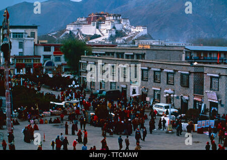 Place du Potala, Jokhang et Square vu de toit de monastère Jokhang à Lhassa au Tibet,, Banque D'Images