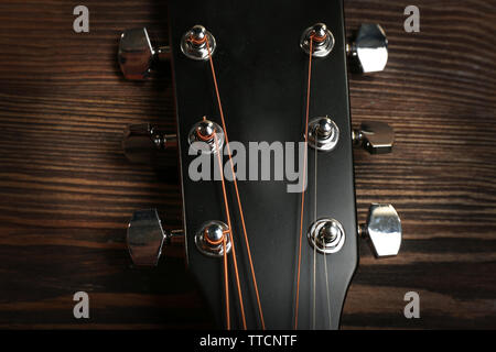 Close up of acoustic guitar neck sur fond de bois Banque D'Images