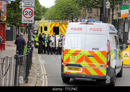 Londres, Royaume-Uni. 16 juin 2019. Assister à la police un couteau à la station Tufnell Park, Londres, Tufnell Park où un garçon de 15 ans a été poignardé dans le visage de Jacques Foyer Road. Plusieurs voitures de police et une ambulance a assisté à l'incident par station Tufnell Park et sont considérés à l'extérieur de la boutique de mon supermarché et recherchant la gare voisine pour les suspects. Crédit : Paul Brown/Alamy Live News Banque D'Images