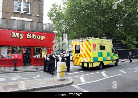 Londres, Royaume-Uni. 16 juin 2019. Assister à la police un couteau à la station Tufnell Park, Londres, Tufnell Park où un garçon de 15 ans a été poignardé dans le visage de Jacques Foyer Road. Plusieurs voitures de police et une ambulance a assisté à l'incident par station Tufnell Park et sont considérés à l'extérieur de la boutique de mon supermarché et recherchant la gare voisine pour les suspects. Crédit : Paul Brown/Alamy Live News Banque D'Images