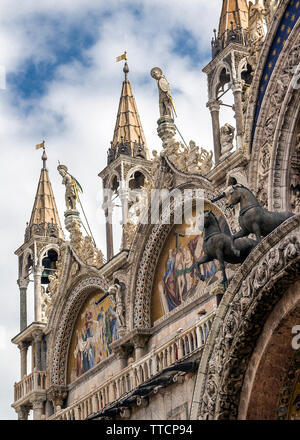 L'Italie. La Cathédrale du Sacré-Mark - la cathédrale de Venise. Des fragments de la décoration de la façade principale. Banque D'Images