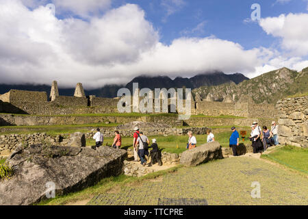 Machu Picchu - Touristes touristes marcher autour de la citadelle de Machu Picchu au Pérou, Amérique du Sud. Banque D'Images