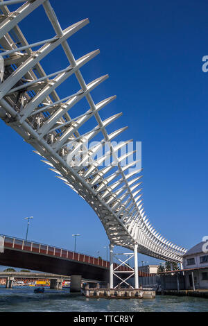 L'Italie, Venise. Monorail (nom original de la People Mover) entre la Piazzale Roma et du port de croisière de Venise. Banque D'Images