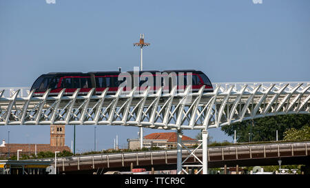 L'Italie, Venise. Monorail (nom original de la People Mover) entre la Piazzale Roma et du port de croisière de Venise. Banque D'Images