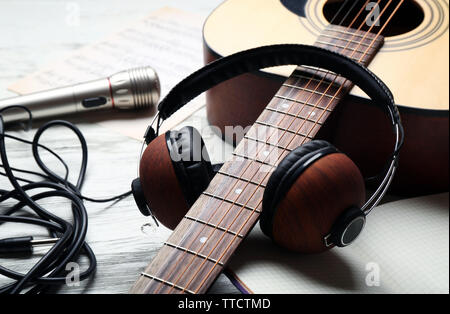 Matériel de musique sur fond de bois gris Banque D'Images