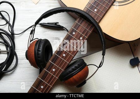 Matériel de musique sur fond de bois gris Banque D'Images