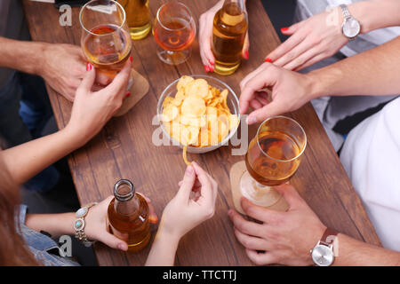 Vue sur les amis d'avoir des boissons alcoolisées au bar, close-up Banque D'Images