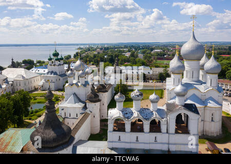 Vue aérienne de la cathédrale de l'Assomption avec beffroi et l'église de la Résurrection, sur le territoire de l'ancien Kremlin de Rostov le Grand, Ru Banque D'Images