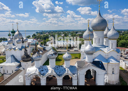 Vue aérienne de la cathédrale de l'Assomption avec beffroi et l'église de la Résurrection, sur le territoire de l'ancien Kremlin de Rostov le Grand, Ru Banque D'Images