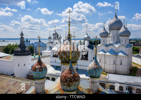 Vue aérienne de la cathédrale de l'Assomption avec beffroi et l'église de la Résurrection, sur le territoire de l'ancien Kremlin de Rostov le Grand, Ru Banque D'Images