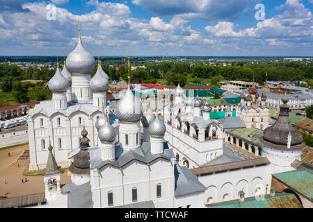 Vue aérienne de la cathédrale de l'Assomption avec beffroi et l'église de la Résurrection, sur le territoire de l'ancien Kremlin de Rostov le Grand, Ru Banque D'Images