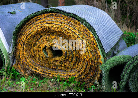 Rouleaux de gazon artificiel dans le parc Banque D'Images