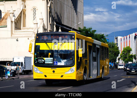 SANTIAGO, CHILI - Décembre 2015 : un bus Transantiago près de la Plaza Italia à Santiago Banque D'Images