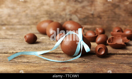 Oeufs de Pâques en chocolat sur fond de bois Banque D'Images