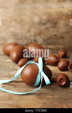 Oeufs de Pâques en chocolat sur fond de bois Banque D'Images