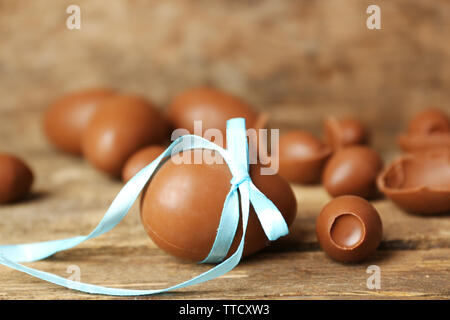 Oeufs de Pâques en chocolat sur fond de bois Banque D'Images