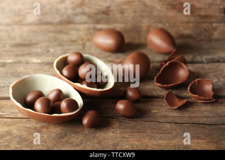 Oeufs de Pâques en chocolat sur fond de bois Banque D'Images