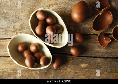 Oeufs de Pâques en chocolat sur fond de bois Banque D'Images