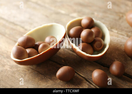 Oeufs de Pâques en chocolat sur fond de bois Banque D'Images