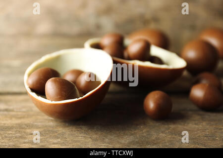 Oeufs de Pâques en chocolat sur fond de bois Banque D'Images