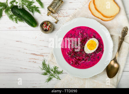 Soupe de betterave froide. Holodnik traditionnels lituaniens.(ukrainien, russe, polonais) Soupe de betterave rouge. Bortsch froid servi avec concombres , l'aneth et oeufs sur Banque D'Images