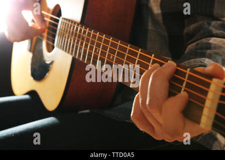 Vue en gros plan sur les joueurs de guitare dans le noir studio Banque D'Images