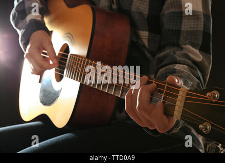 Vue en gros plan sur les joueurs de guitare dans le noir studio Banque D'Images