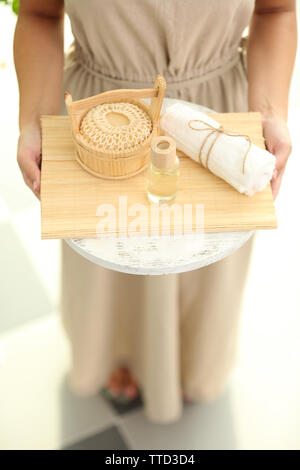 Femmes avec le bac de produits spa, au spa salon Banque D'Images