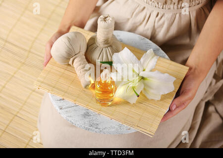 Femmes avec le bac de produits spa, au spa salon Banque D'Images