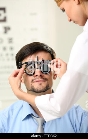 Femelle adulte mâle adulte examen médecin patient Banque D'Images