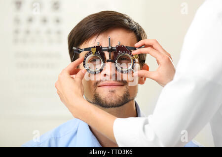 Femelle adulte mâle adulte examen médecin patient Banque D'Images