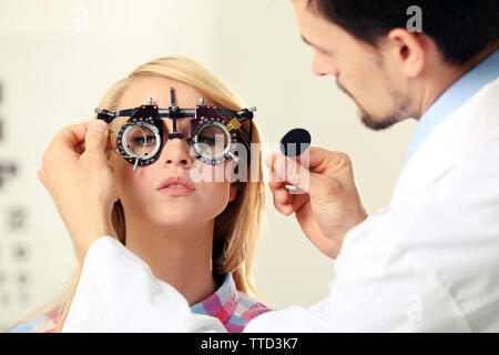 Mâle adulte femelle adulte examen médecin patient Banque D'Images