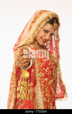 Portrait d'une Indienne mariée robe de mariage traditionnel en Banque D'Images