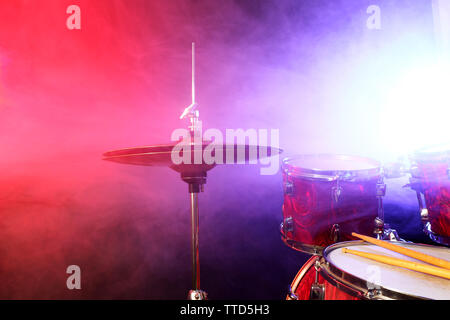 Cymbale batterie sur scène fumé, close-up Banque D'Images