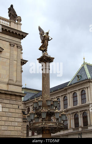 Lampe orné à l'avant de la salle de concert Rudolfinum à Prague Banque D'Images