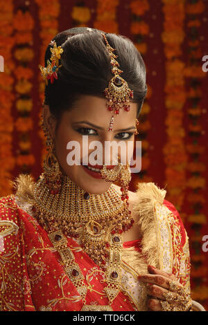 Mariée indienne en robe de mariage traditionnelle Banque D'Images