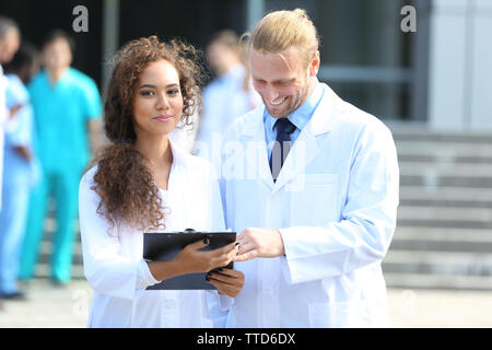 Concept medical doctors with stethoscopes - deux presse-papiers et de prescription Banque D'Images