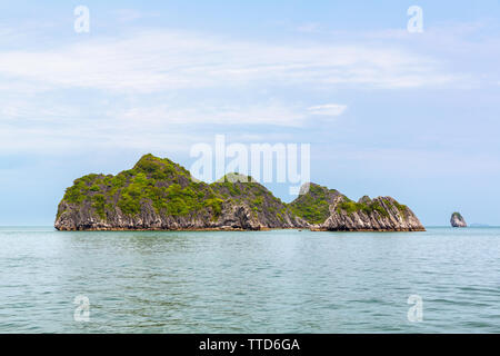 Îles calcaires dans Ha Long Bay près de l'Ile de Cat Ba, Province de Hai Phong, Vietnam, Asie Banque D'Images