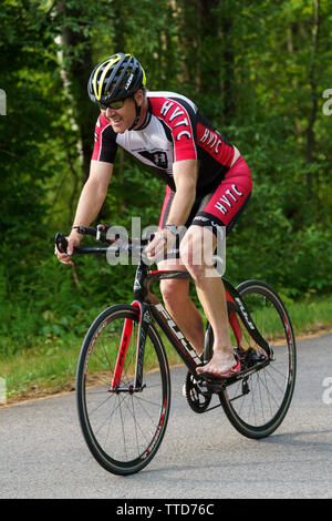 Mark Wilson en compétition dans la série d'été 2019 HVTC Triathlon # 1 Banque D'Images