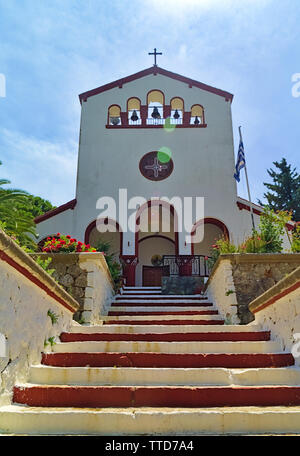 Eleousa église au centre de l'île de Rhodes, Compochiaro village italien, l'île de Rhodes, Grèce, journée d'été, ciel nuageux, soleil des reflets. Banque D'Images