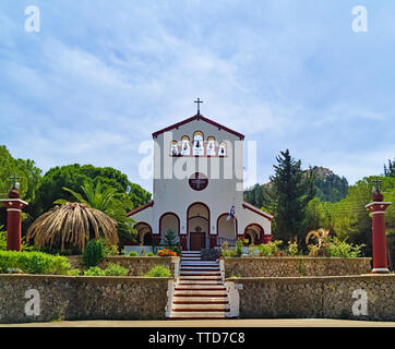 Eleousa église au centre de l'île de Rhodes, Compochiaro village italien, l'île de Rhodes, Grèce, journée d'été, ciel nuageux. Banque D'Images