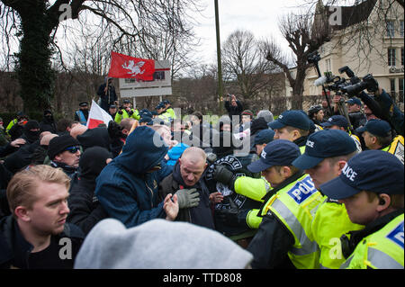 Dover, Kent, UK. 30 janvier, 2016. L'extrême droite et des groupes fascistes anti choc dans le centre de Douvres avec des projectiles qui sont échangées entre les deux o Banque D'Images