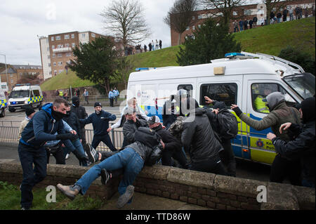 Dover, Kent, UK. 30 janvier, 2016. L'extrême droite et des groupes fascistes anti choc dans le centre de Douvres avec des projectiles qui sont échangées entre les deux o Banque D'Images