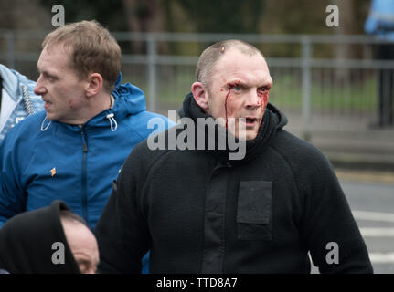 Dover, Kent, UK. 30 janvier, 2016. L'extrême droite et des groupes fascistes anti choc dans le centre de Douvres avec des projectiles qui sont échangées entre les deux o Banque D'Images