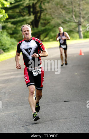 Mark Wilson en compétition dans la série d'été 2019 HVTC Triathlon # 1 Banque D'Images