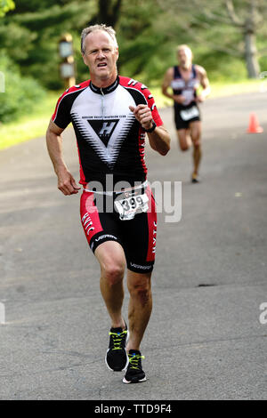 Mark Wilson en compétition dans la série d'été 2019 HVTC Triathlon # 1 Banque D'Images