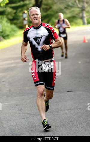 Mark Wilson en compétition dans la série d'été 2019 HVTC Triathlon # 1 Banque D'Images