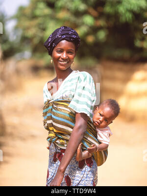 La mère et l'enfant du village local, Juffure, Rive Nord, République de Gambie Banque D'Images