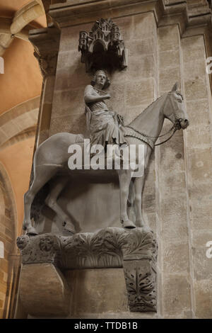 Statue gothique du cavalier de Bamberg (Bamberger Reiter) dans la Cathédrale de Bamberg (Bamberger Dom) à Bamberg, Haute-Franconie, Allemagne. La statue, éventuellement représentant le roi hongrois Stephen I, la plupart probablement date de la période de 1225 à 1237. Banque D'Images